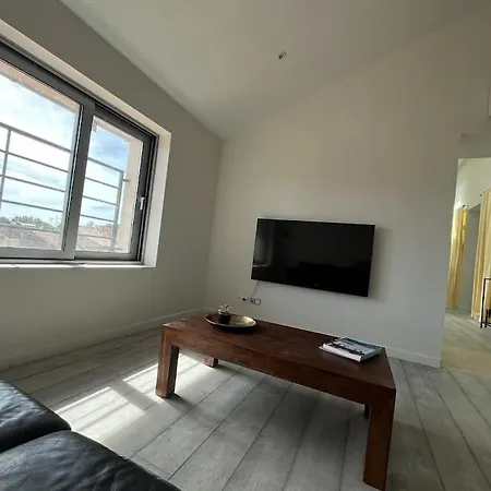 Apartment Orange Allure Flats *